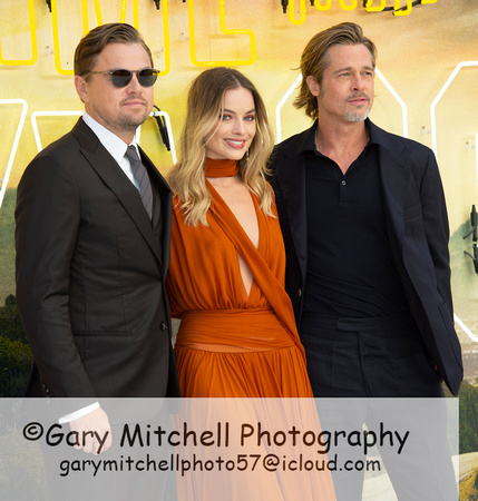 (L to R) Leonardo DiCaprio, Margot Robbie and Brad Pitt _ 18955